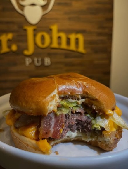 Sanduíche do Sr. John Pub com bacon, queijo cheddar e carne suculenta